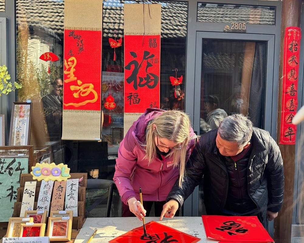 Travelers learning Chinese calligraphy and painting in Beijing.jpg