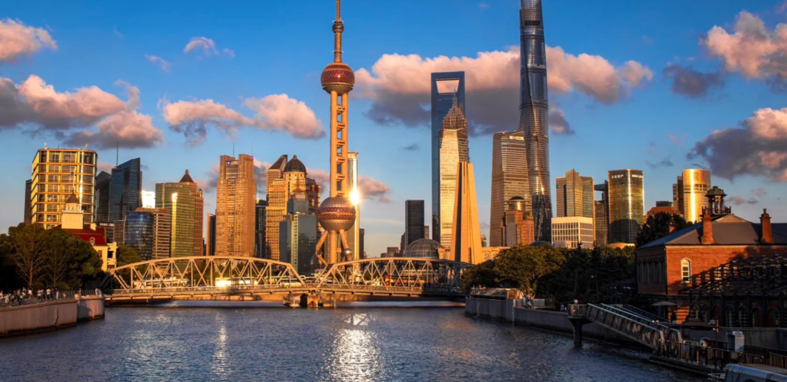 1763892221131936.jpg Modern skyscrapers in Lujiazui Shanghai including Shanghai Tower.jpg