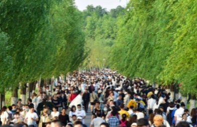 May Day Travel Boom: Netizens Share Holiday Adventures as Tourism Surges